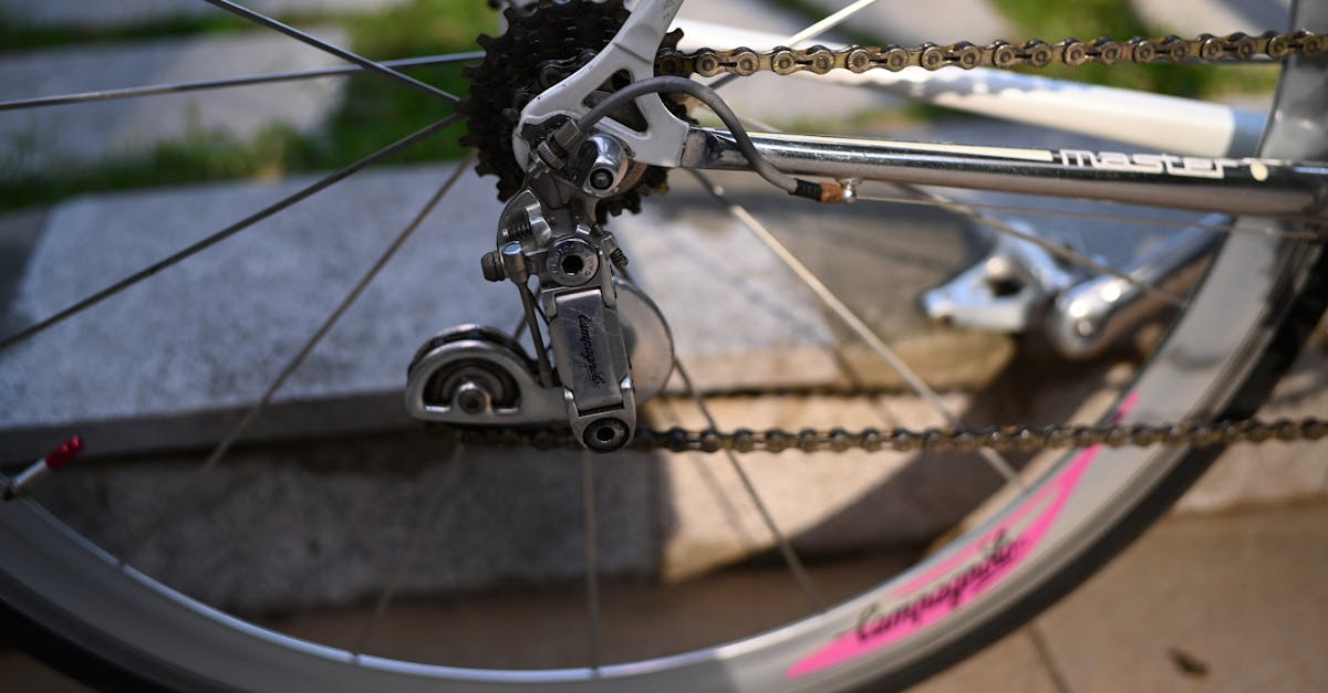 apprenez à régler facilement le dérailleur de votre bicyclette pour des changements de vitesse précis et une meilleure performance lors de vos sorties.