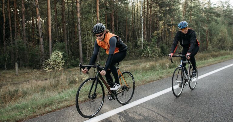 découvrez notre sélection d'équipements de sécurité pour vélo afin de rouler en toute tranquillité. casques, gants, éclairages et accessoires indispensables pour votre protection.