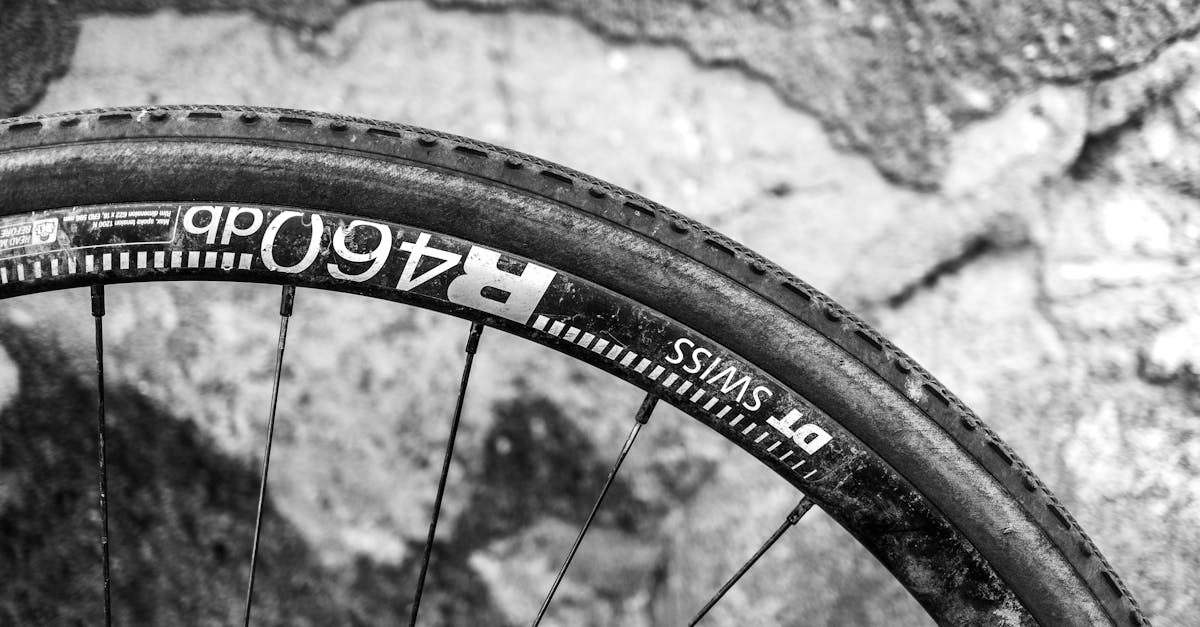 découvrez combien de temps durent les pneus de vélo et comment prolonger leur durée de vie grâce à nos conseils d'entretien et de sécurité.