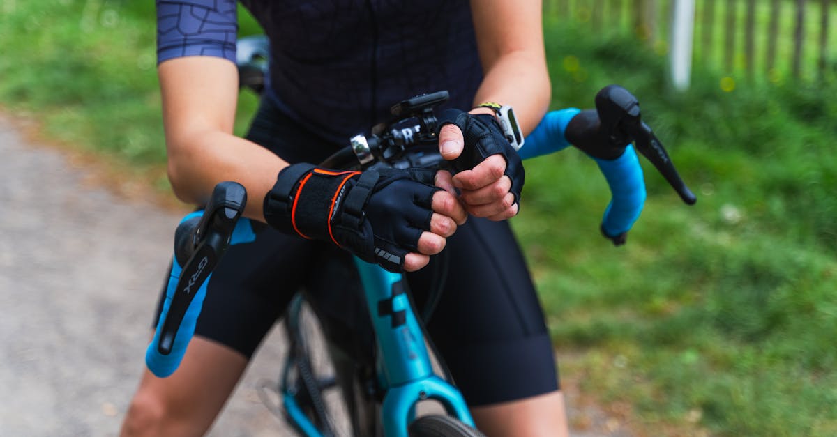 préparez votre vélo gravel pour des aventures tout-terrain optimales avec nos conseils et astuces d'entretien et d'équipement.