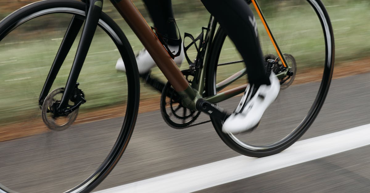 découvrez les techniques essentielles du cyclisme sur route pour améliorer votre performance, votre efficacité et votre sécurité lors de chaque sortie.