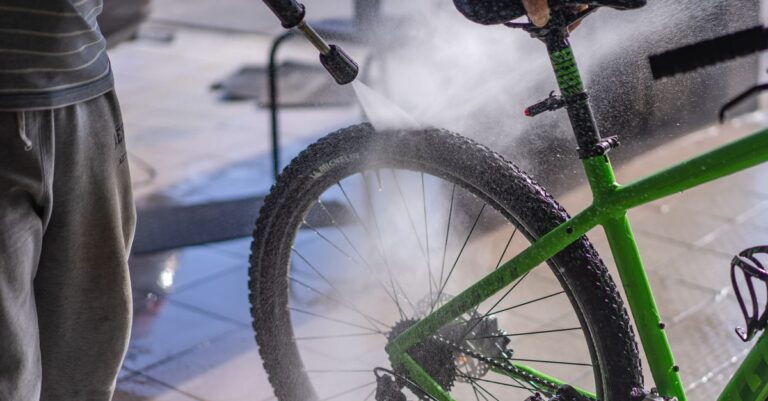 découvrez nos conseils et astuces pour un nettoyage efficace de votre vélo, afin de prolonger sa durée de vie et optimiser vos performances.