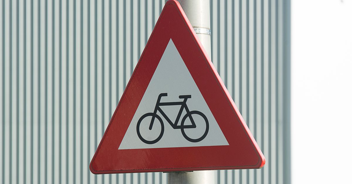 conseils essentiels pour améliorer la visibilité à vélo et rouler en toute sécurité, même dans des conditions de faible luminosité.