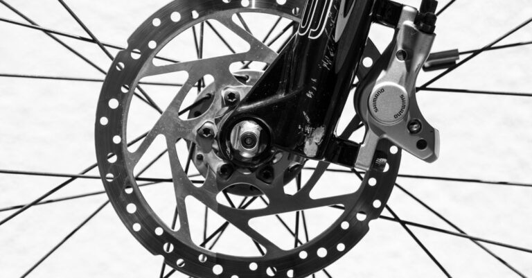 découvrez tout sur le freinage : fonctionnement, types de freins, conseils d'entretien et sécurité pour une conduite optimale.