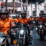 découvrez les meilleures pratiques pour assurer la sécurité lors des sorties en groupe à vélo, avec des conseils essentiels pour une conduite harmonieuse et sans danger.