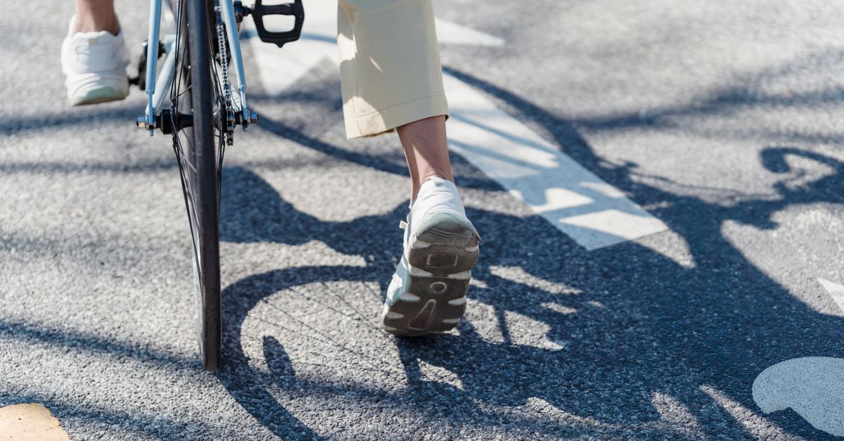 conseils et astuces pour prévenir les douleurs aux genoux lors de la pratique du cyclisme, afin de profiter pleinement de vos sorties à vélo en toute sécurité.