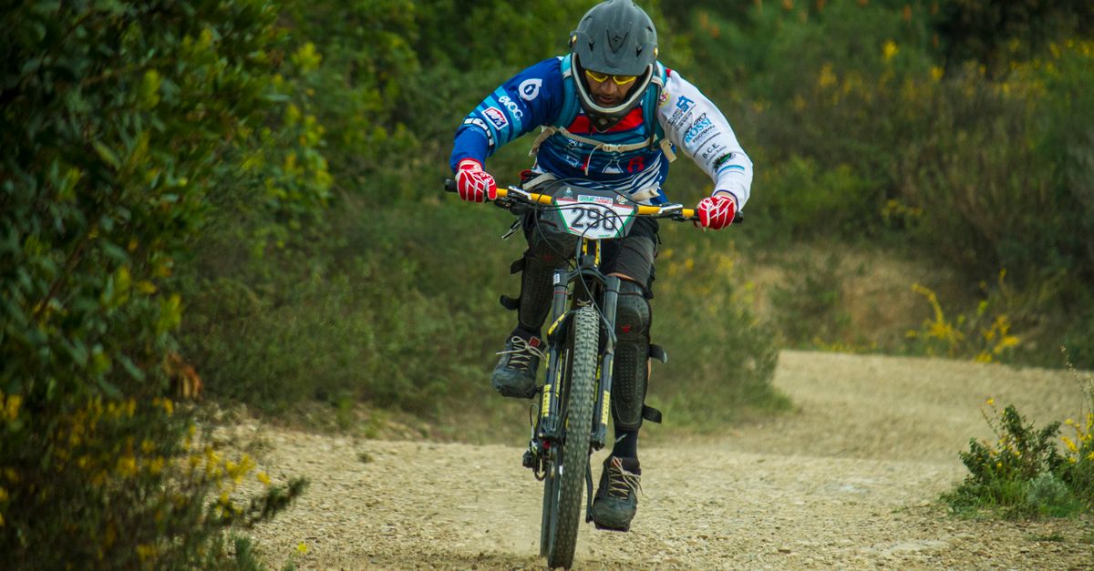 découvrez les techniques pour améliorer votre confiance en vtt et maîtriser tous les terrains avec assurance et plaisir.