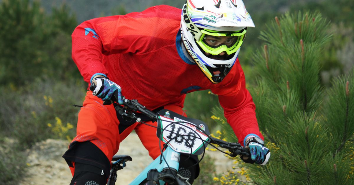 découvrez les techniques essentielles pour gagner en confiance en vtt et améliorer vos performances sur tous les terrains.