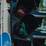 découvrez les règles de circulation essentielles pour les cyclistes afin d'assurer votre sécurité et celle des autres sur la route.