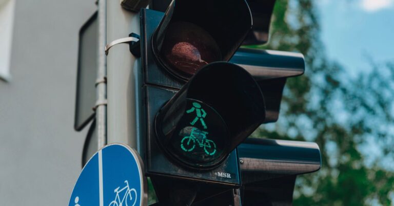 découvrez les règles de circulation essentielles pour les cyclistes afin d'assurer votre sécurité et celle des autres sur la route.