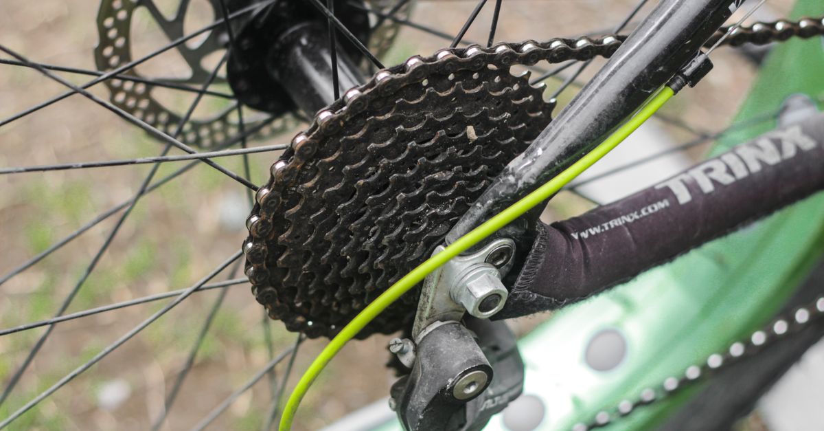 entretien de la transmission de vélo : guide complet pour nettoyer, lubrifier et ajuster les composants afin d'assurer des performances optimales et une longue durée de vie.