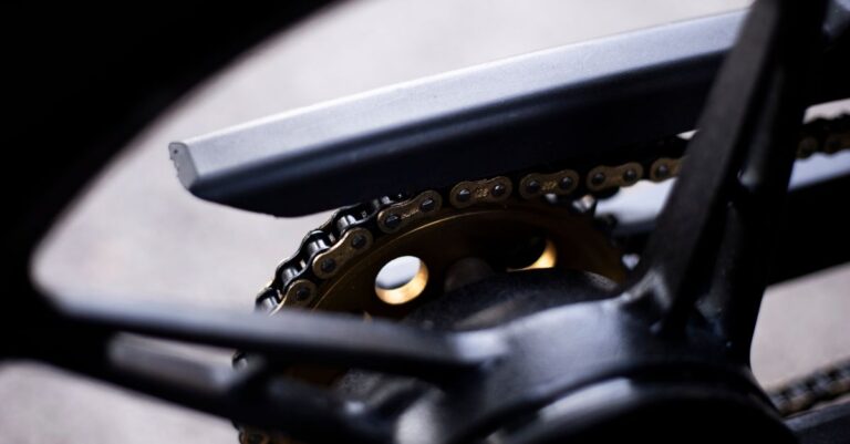 service professionnel de réparation de chaîne : restauration rapide et efficace pour vélos, motos et chaînes industrielles.