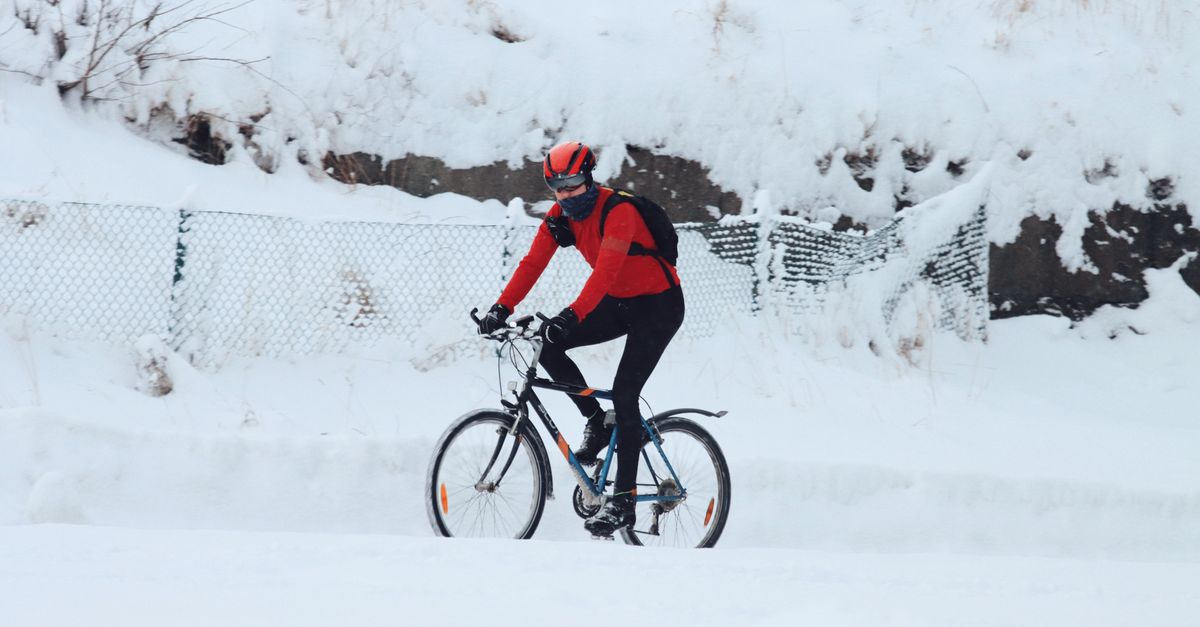 découvrez notre sélection de vêtements de cyclisme adaptés aux temps froids pour rester au chaud et confortable lors de vos sorties hivernales.