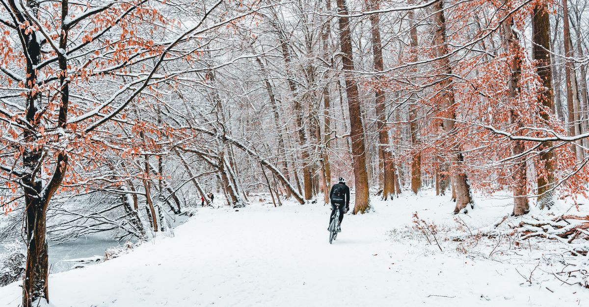 découvrez des vêtements de cyclisme adaptés aux temps froids pour rester au chaud et confortable lors de vos sorties à vélo en hiver.
