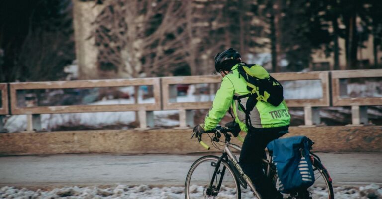 découvrez nos vêtements de cyclisme adaptés aux temps froids pour rester au chaud et confortable lors de vos sorties à vélo en hiver.