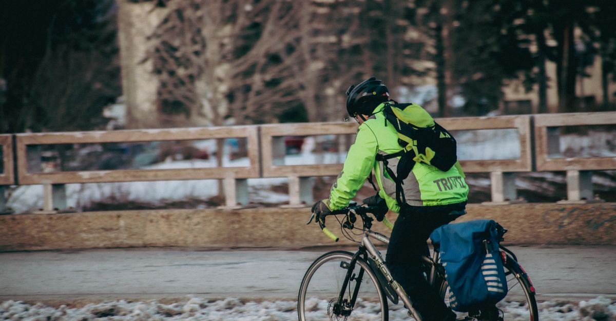 découvrez nos vêtements de cyclisme adaptés aux temps froids pour rester au chaud et confortable lors de vos sorties à vélo en hiver.