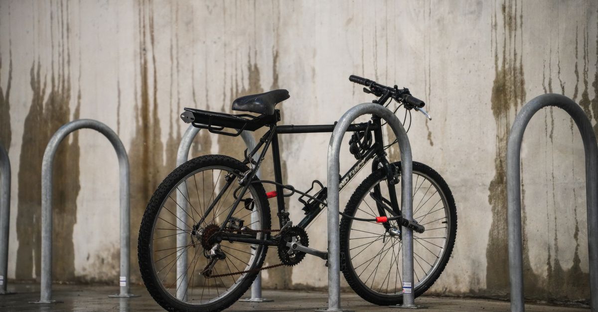 conseils et meilleures pratiques pour assurer votre sécurité à vélo sous la pluie, incluant équipement adapté et techniques de conduite.
