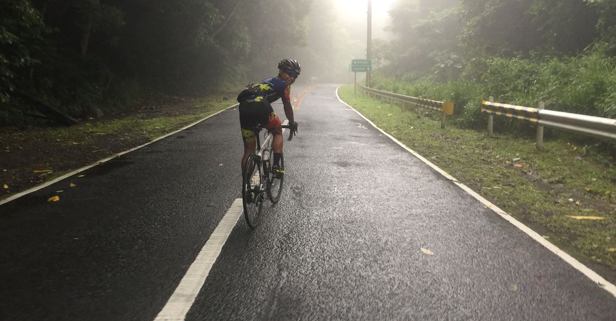 conseils essentiels pour assurer votre sécurité en cyclisme sous la pluie : équipements adaptés, techniques de conduite et précautions à prendre.