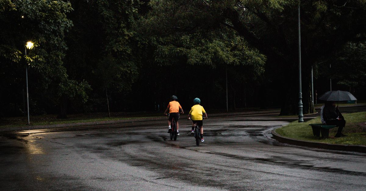 conseils essentiels pour assurer votre sécurité en vélo sous la pluie : équipements, techniques et précautions à suivre pour pédaler en toute sécurité par temps pluvieux.