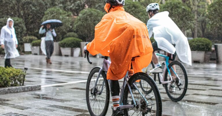 conseils essentiels pour assurer votre sécurité à vélo sous la pluie : équipement adapté, techniques de conduite et précautions indispensables.