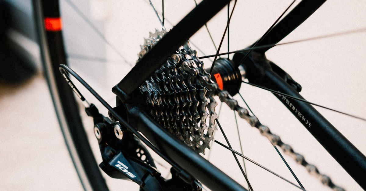 découvrez le vélo gravel, alliant performance et polyvalence pour explorer tous les terrains, du bitume aux chemins accidentés.