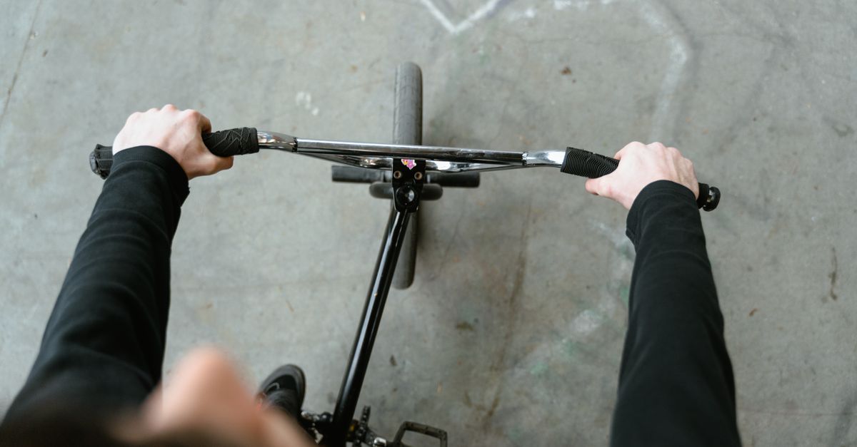 ajustement du guidon : guide complet pour régler la hauteur et l'inclinaison de votre guidon afin d'améliorer le confort et la maniabilité de votre vélo ou moto.
