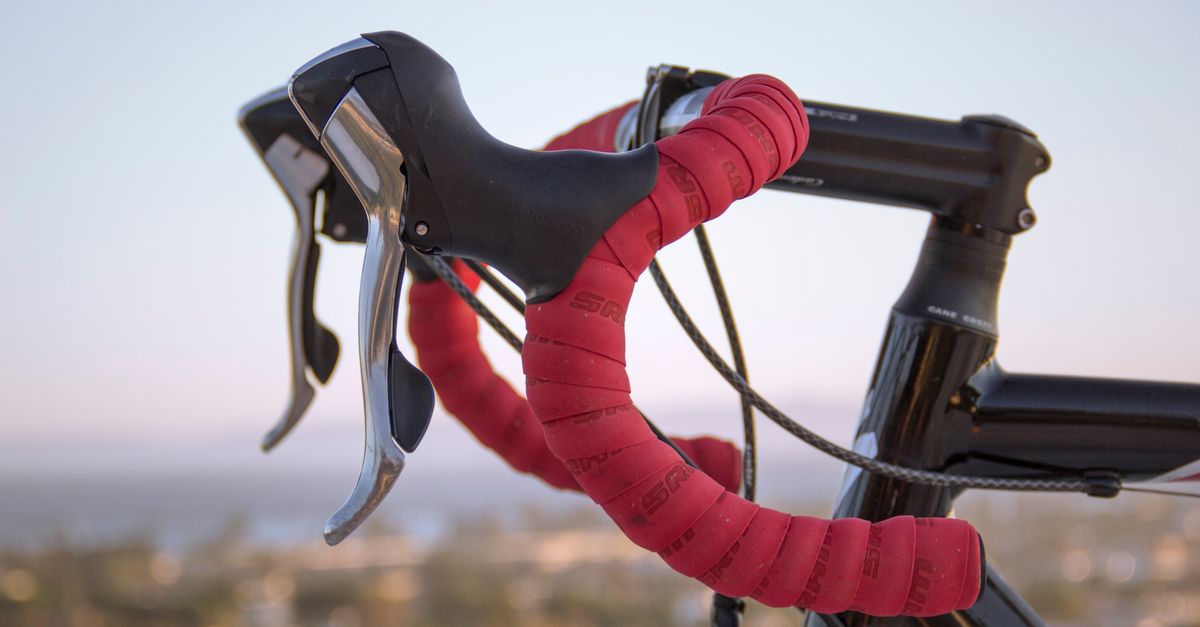 découvrez comment ajuster facilement votre guidon pour un confort et une ergonomie optimaux lors de vos trajets à vélo.