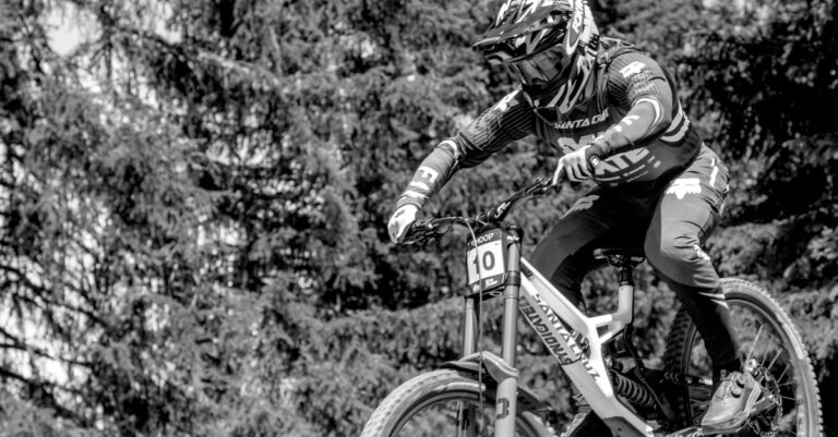 découvrez les erreurs courantes en vtt et comment les éviter pour améliorer votre technique et profiter pleinement de vos sorties en montagne.