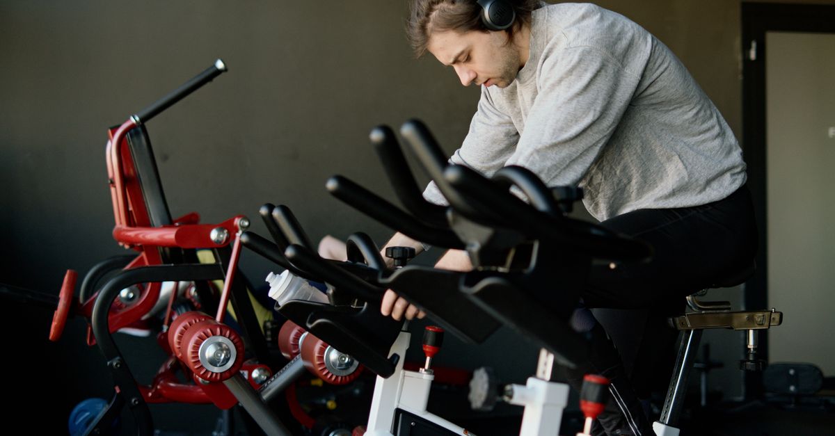 découvrez des conseils efficaces pour prévenir la fatigue musculaire lors du cyclisme et améliorer vos performances sur le vélo.