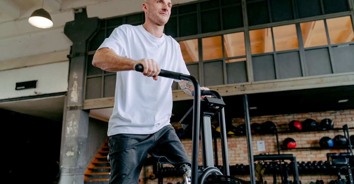 découvrez des conseils efficaces pour prévenir la fatigue musculaire en cyclisme et améliorer vos performances sur deux roues.