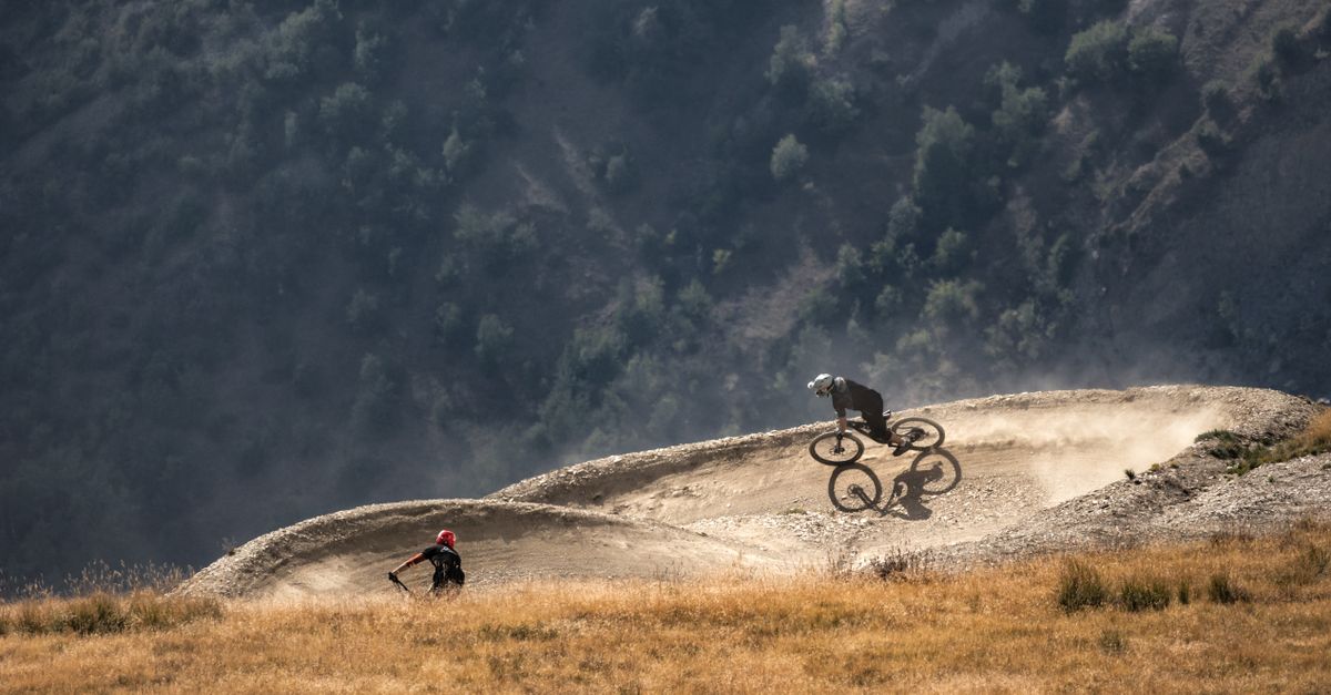 découvrez les descentes techniques : guide complet pour maîtriser les passages difficiles en montagne, conseils et techniques pour assurer votre sécurité.