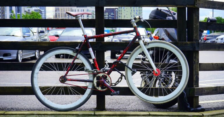 découvrez notre sélection de cadenas pour vélo sécurisés et faciles à utiliser, conçus pour protéger efficacement votre vélo contre le vol.