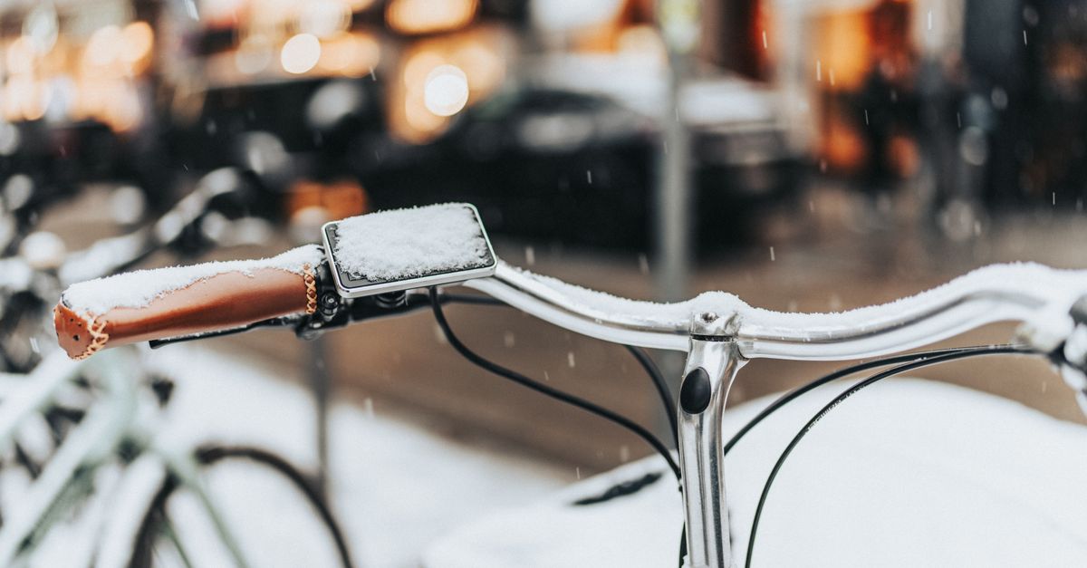 protégez votre vélo cet hiver avec nos conseils et équipements de protection adaptés pour affronter le froid et les intempéries en toute sécurité.