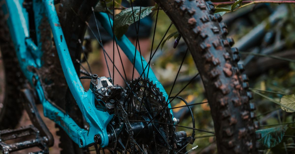 découvrez comment choisir les pneus de vélo adaptés à votre style de conduite pour améliorer performance et confort lors de vos sorties.