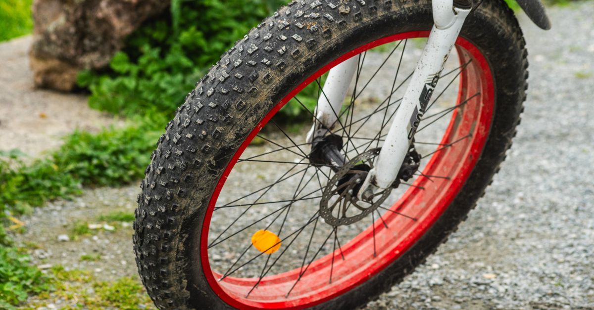 découvrez comment choisir les pneus de vélo adaptés à votre style de conduite pour optimiser performance et confort lors de vos sorties.