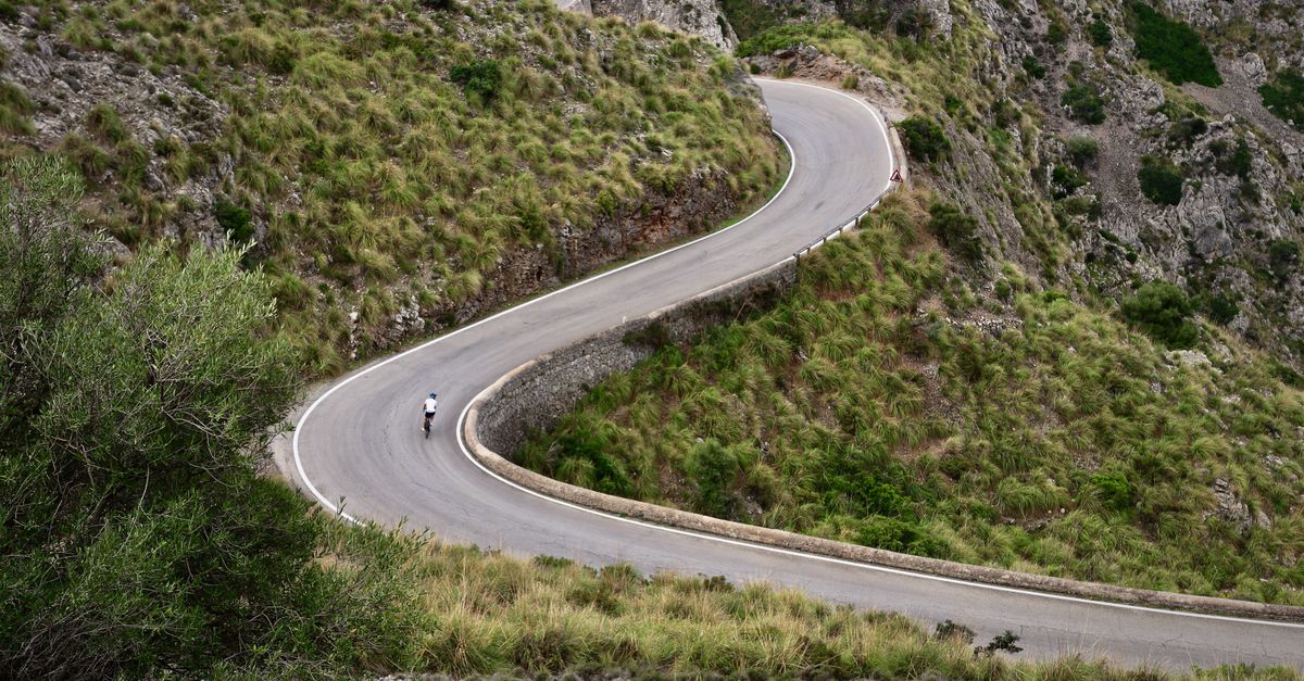 découvrez les meilleures techniques de cyclisme pour affronter le vent et améliorer vos performances sur la route.