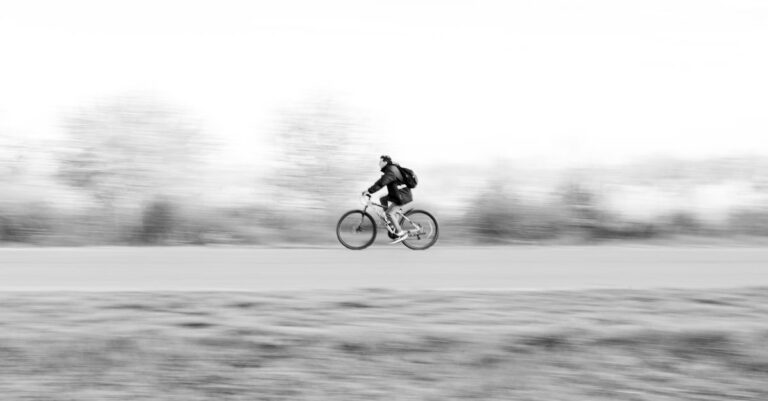 découvrez les meilleures techniques de cyclisme pour affronter le vent et optimiser vos performances sur la route.