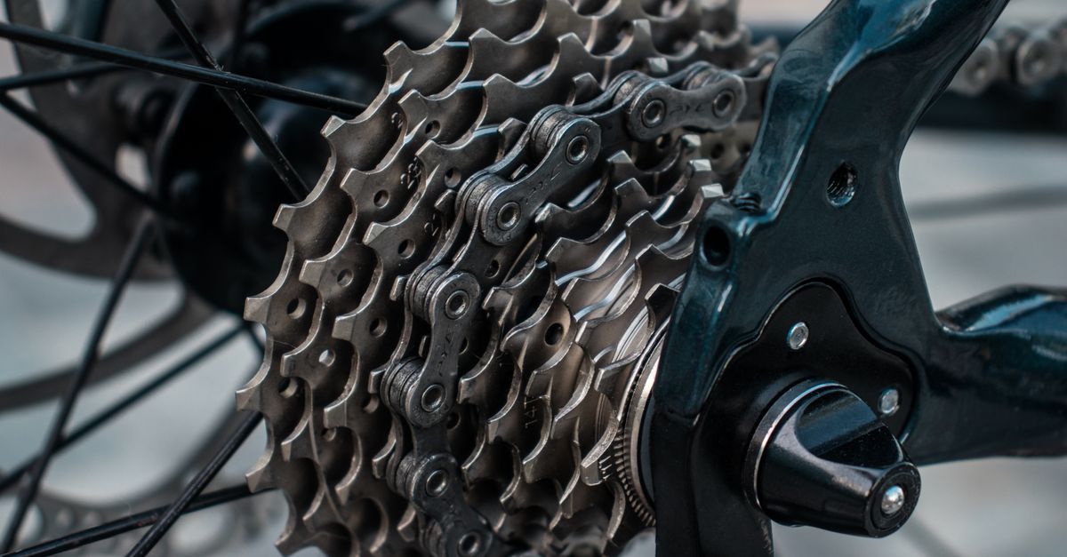 apprenez à régler votre dérailleur avec précision pour une transmission fluide et des changements de vitesse optimaux. guide étape par étape pour tous les types de dérailleurs.
