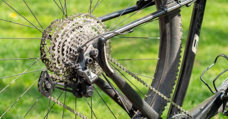 apprenez à ajuster correctement votre dérailleur pour des changements de vitesses fluides et une meilleure performance de votre vélo.