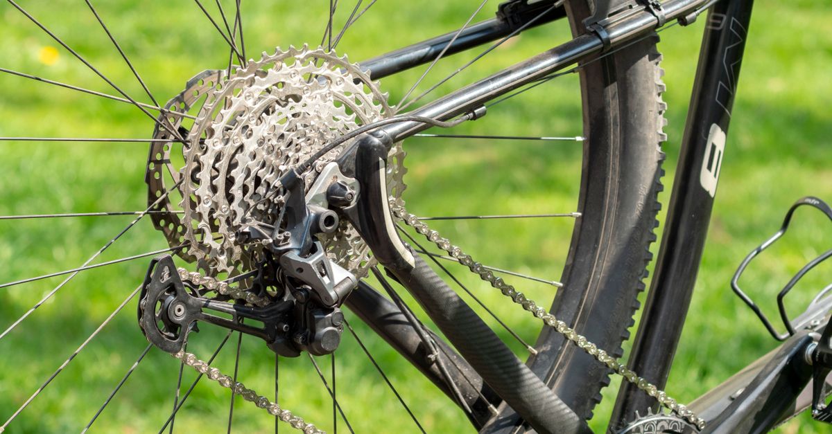 apprenez à ajuster correctement votre dérailleur pour des changements de vitesses fluides et une meilleure performance de votre vélo.
