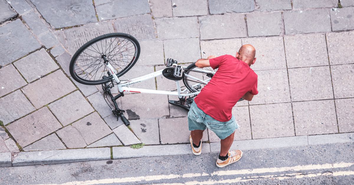 découvrez les réglages essentiels pour votre vélo de ville : ajustez la selle, le guidon et les freins pour rouler confortablement et en toute sécurité.