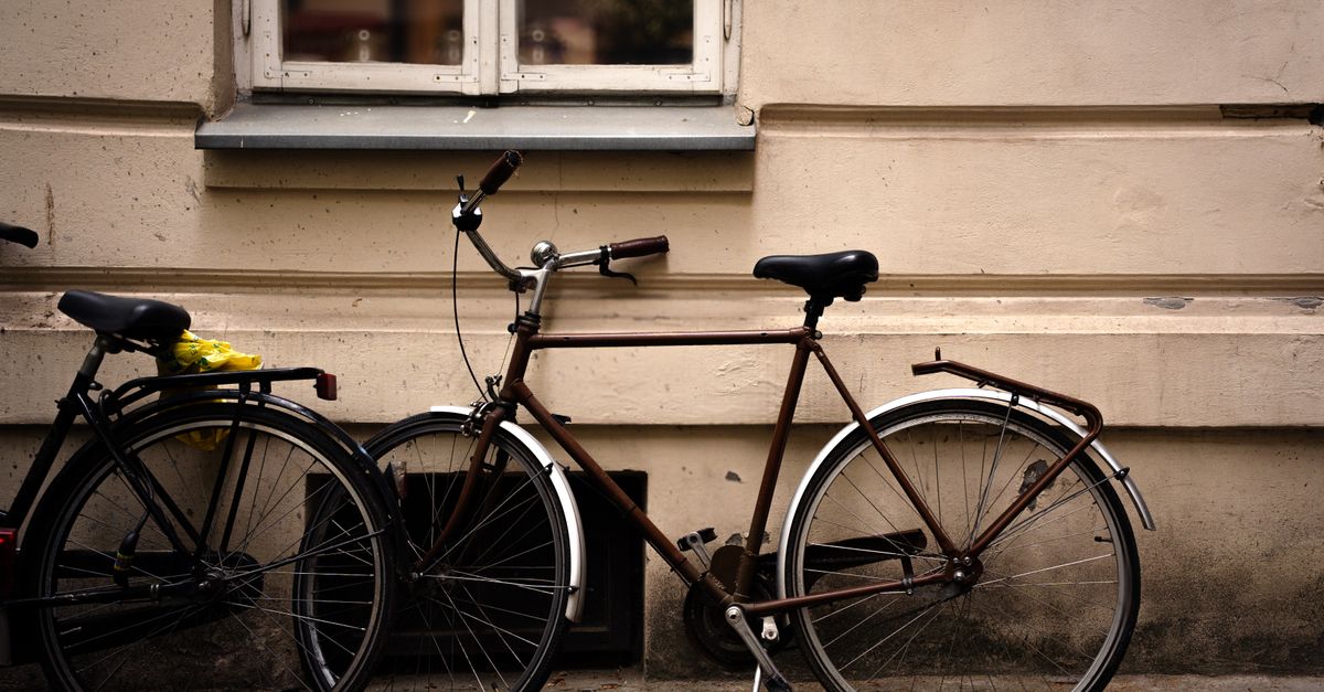apprenez les réglages essentiels d’un vélo de ville : ajustez la selle, le guidon et les freins pour rouler confortablement et en toute sécurité.
