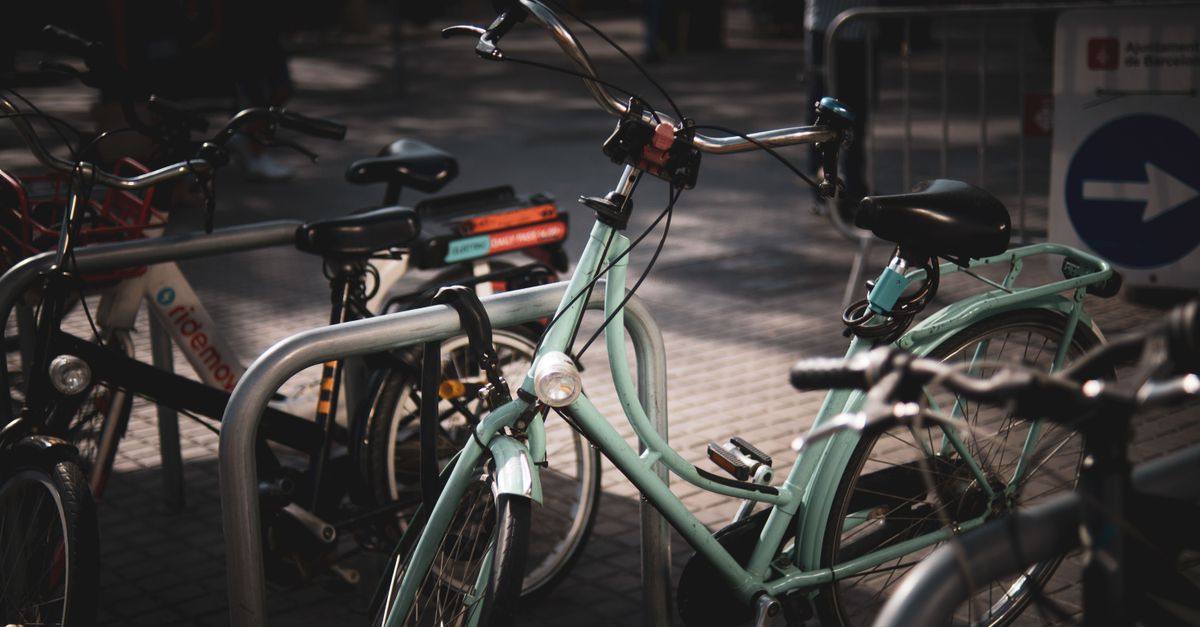 découvrez les réglages essentiels d’un vélo de ville : ajustez la selle, le guidon et les freins pour rouler confortablement et en toute sécurité.