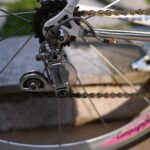découvrez comment entretenir votre chaîne de vélo : nettoyage, lubrification et conseils pour prolonger sa durée de vie et rouler en toute fluidité.