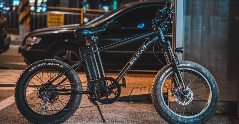 découvrez notre sélection de vélos électriques alliant performance et confort pour vos déplacements urbains et loisirs.