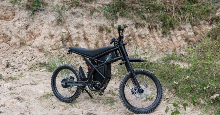 découvrez les meilleures pratiques pour la gestion de la batterie des vélos électriques tout-terrain afin d'optimiser leur performance et leur longévité.