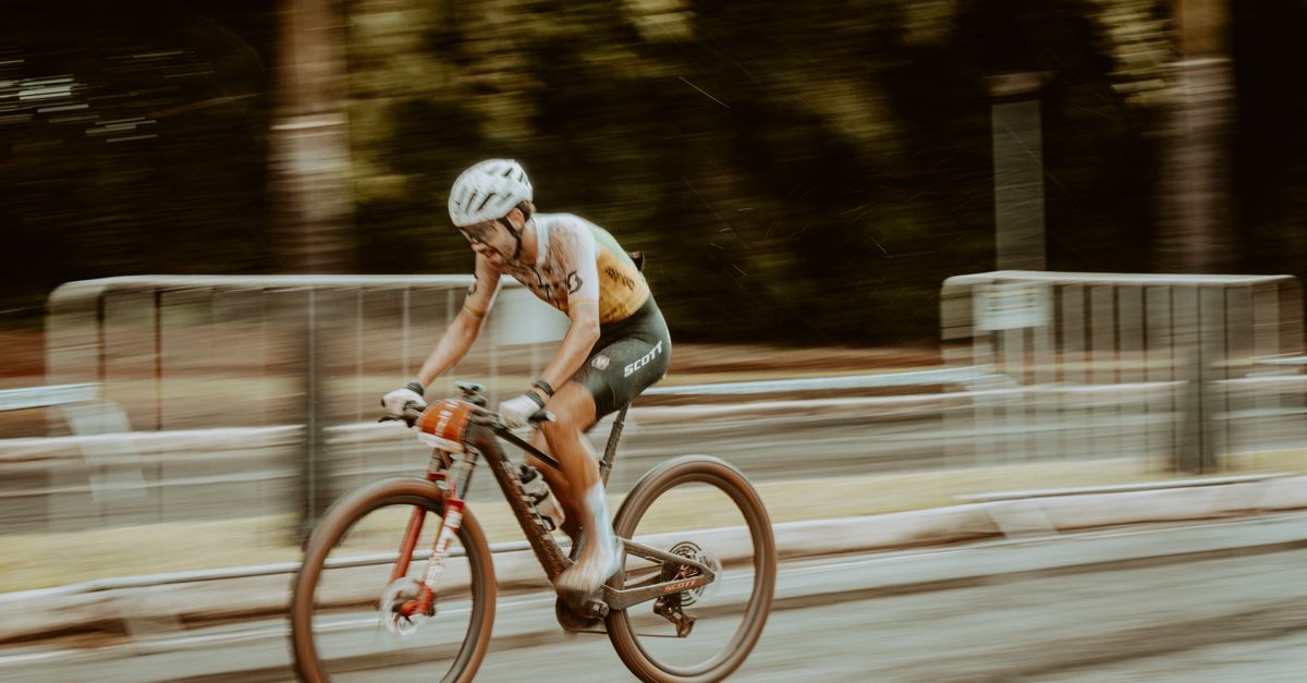 découvrez des conseils pratiques pour améliorer votre vitesse moyenne à vélo de route grâce à un entraînement adapté, une meilleure technique et un équipement optimisé.
