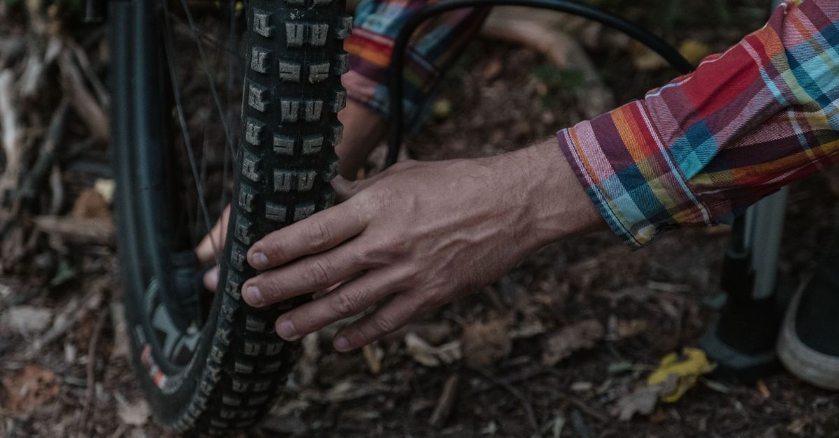 découvrez les meilleures astuces et conseils pour bien préparer votre sortie de vtt en montagne, de l'équipement à la condition physique.