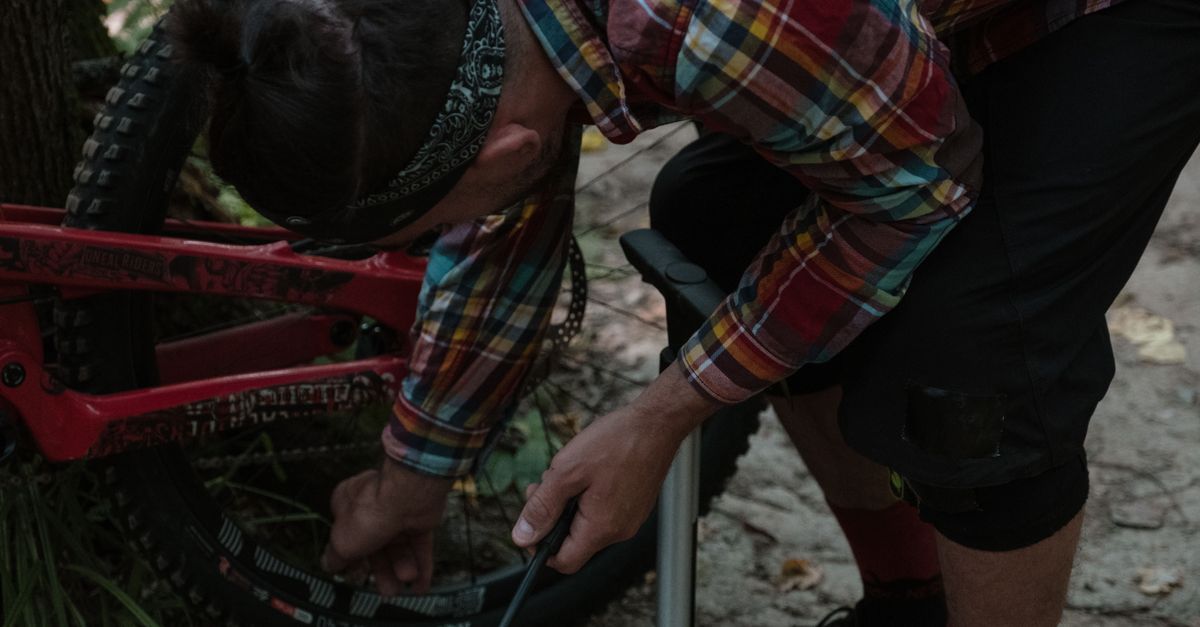 préparez votre sortie vtt avec nos conseils essentiels pour un équipement adapté, une bonne condition physique et une sécurité optimale en montagne.