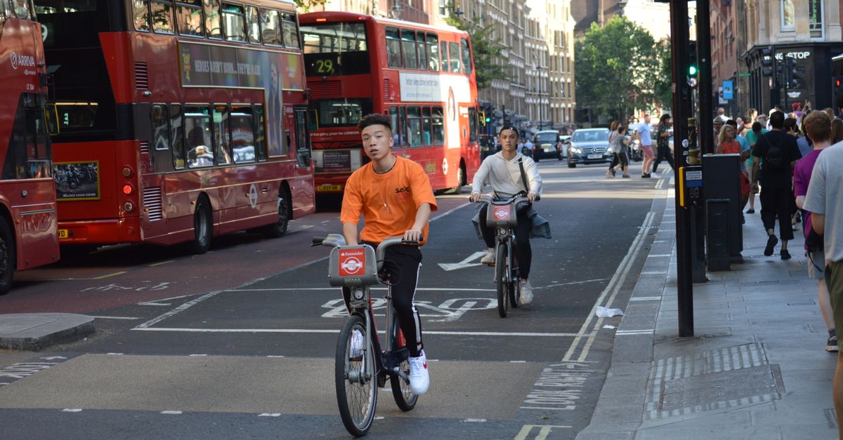 conseils de sécurité routière pour partager la route en toute sécurité entre automobilistes, cyclistes et piétons.